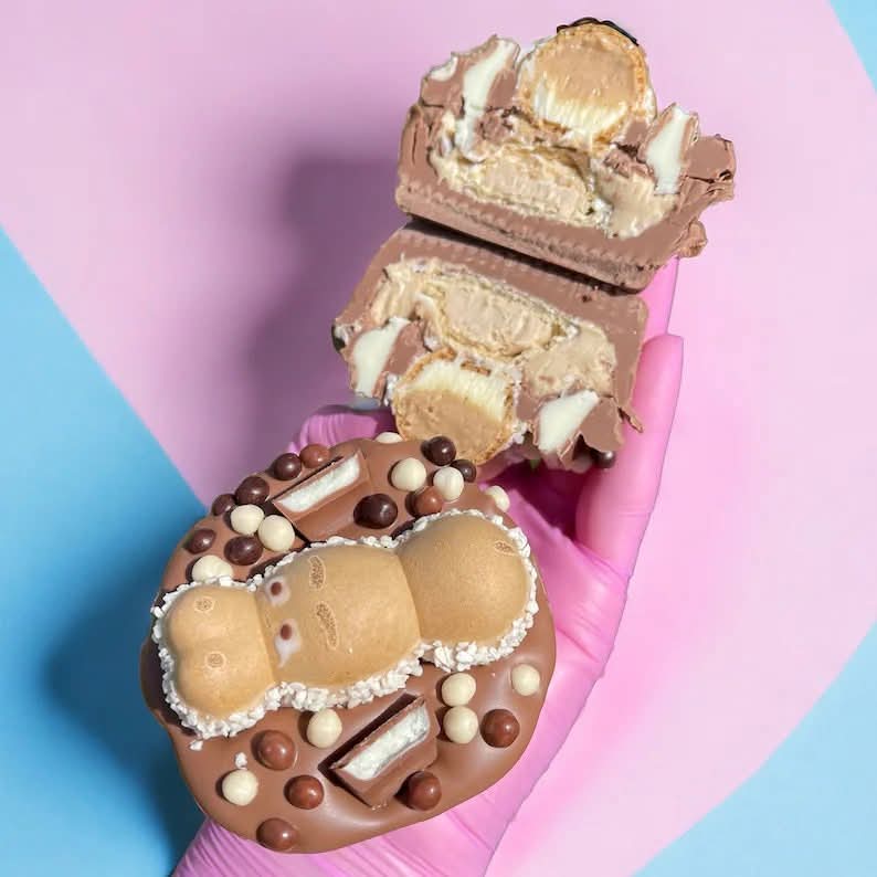 Kinder Bueno Stuffed Chocolate Cup