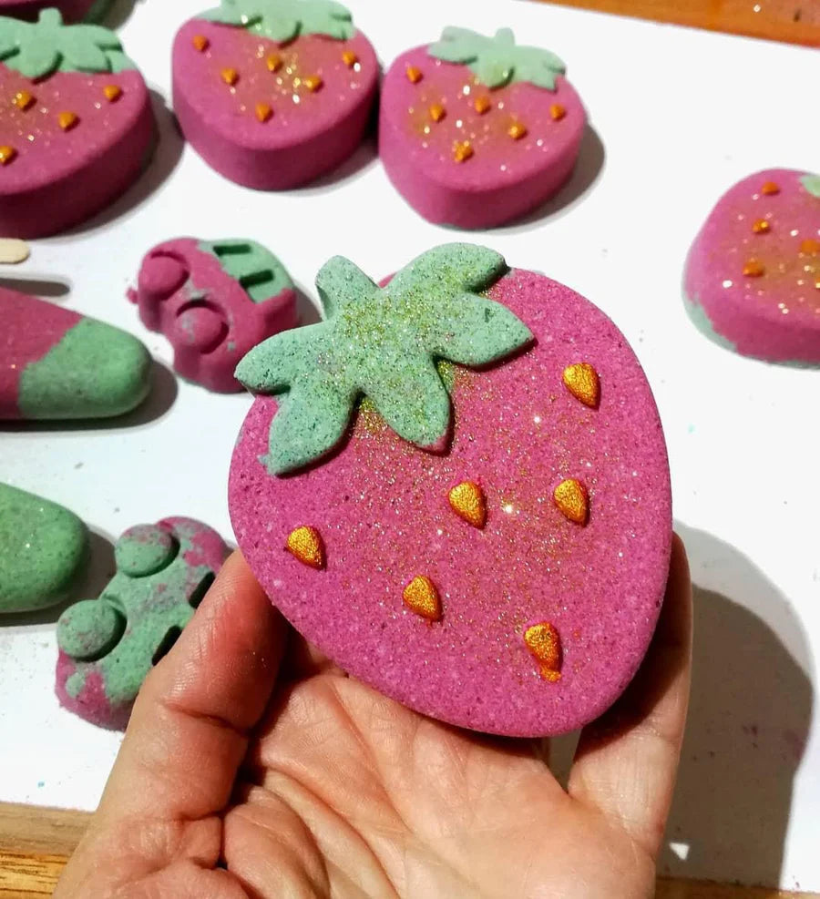 Large Strawberry bath bomb